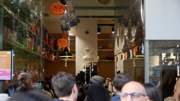 ep archivo   varias personas observan el interior de una tienda en madrid por halloween