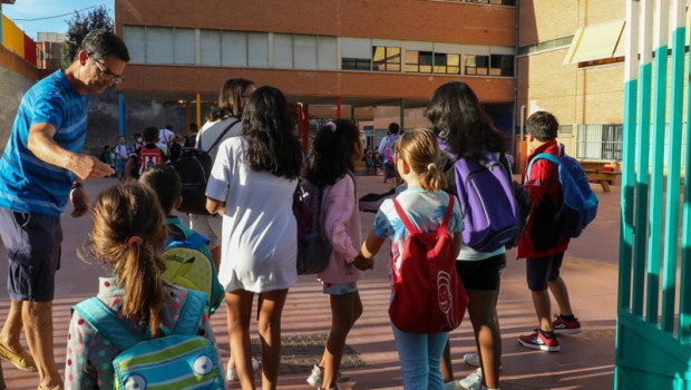 ep archivo   varios ninos a su llegada al colegio ceip hernan cortes durante el primer dia de