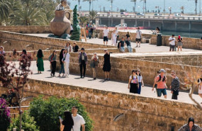 ep archivo   varios turistas en las inmediaciones de la catedral de palma de mallorca a 16 de abril