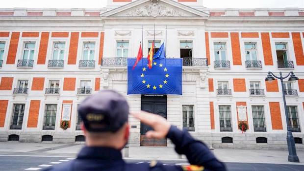ep bandera de la ue sobre la fachada principal de la real casa de correos para conmemorar el dia de