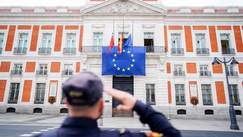 ep bandera de la ue sobre la fachada principal de la real casa de correos para conmemorar el dia de