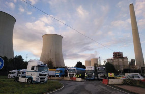 ep camiones bloquenado el acceso a la central termica de endesa en as pontes