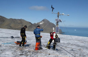 ep cientificos toman datos meteorologicos en una base antartica espanola en el verano de 2020