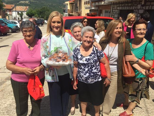 Cifuentes con vecinos de Canencia | TWITTER CRISTINA CIFUENTES ep cifuentesvecinoscanencia