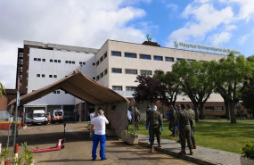 ep efectivos de la brigada extremadura xi instalan una carpa en el hospital universitario de badajoz