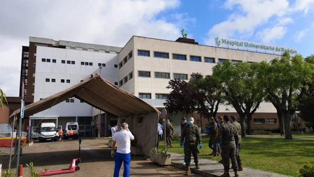 ep efectivos de la brigada extremadura xi instalan una carpa en el hospital universitario de badajoz
