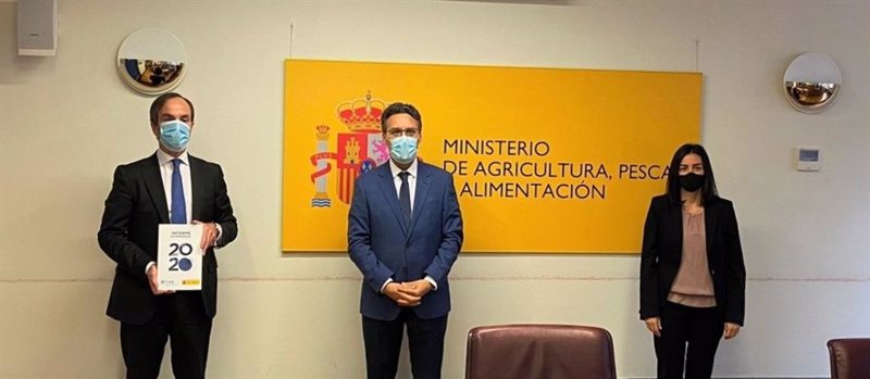 El director general de FIAB, Mauricio García de Quevedo y el secretario general de Agricultura y Alimentación del Ministerio de Agricultura, Pesca y Alimentación, Fernando Miranda, presentan el informe económico de la industria de alimentación y bebidas | FIAB ep el director general de fiab mauricio garcia de quevedo y el secretario general de agricultura y