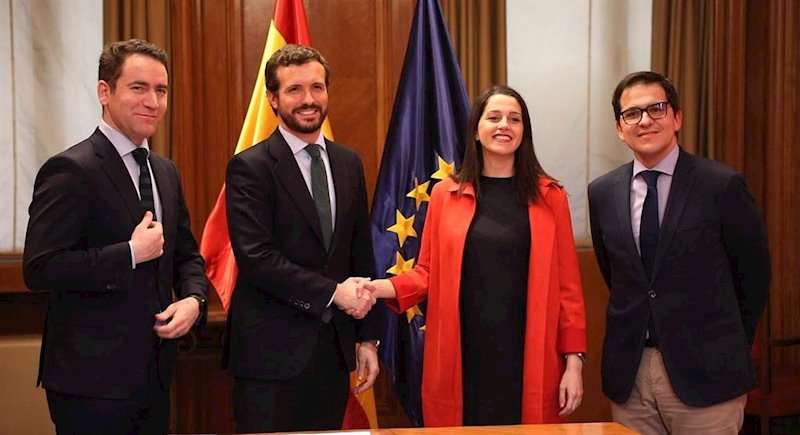 El líder del PP, Pablo Casado, y la presidenta de Ciudadanos, Inés Arrimadas, posan tras una reunión de sus equipos a la que asisten también Teodoro García Egea (PP) y José María Espejo (Cs). | CIUDADANOS - Archivo ep el lider del pp pablo casado y la presidenta de ciudadanos ines arrimadas posan tras una reunion