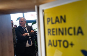 ep el ministro de industria y turismo jordi hereu visita un concesionario rehabilitado tras sufrir