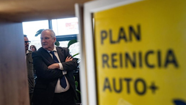 ep el ministro de industria y turismo jordi hereu visita un concesionario rehabilitado tras sufrir