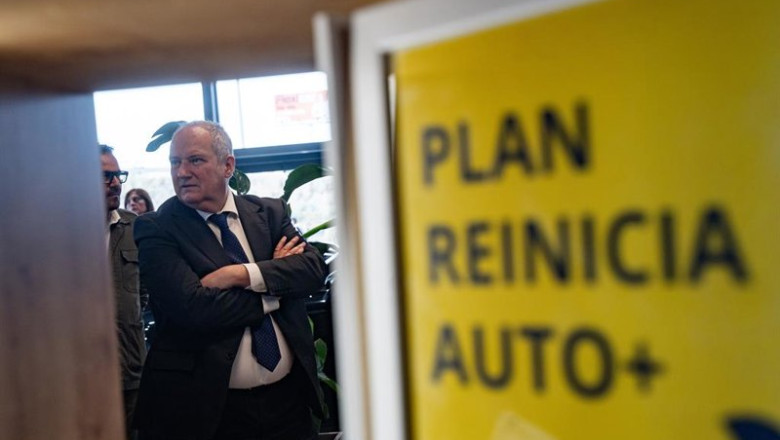 ep el ministro de industria y turismo jordi hereu visita un concesionario rehabilitado tras sufrir