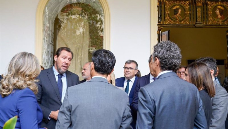 ep el ministro de transportes y movilidad sostenible oscar puente a su llegada al ayuntamiento de ep el ministro de transportes y movilidad sostenible oscar puente a su llegada al ayuntamiento de