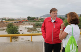 ep el president de la generalitat ximo puig habla con la alcaldesa de almoradi maria gomez durante