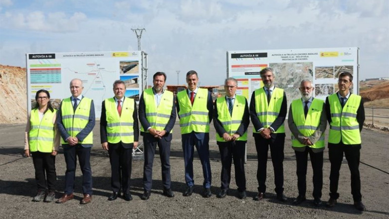 ep el presidente del gobierno pedro sanchez acompanado por el ministro de transportes y movilidad