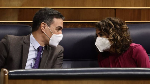ep el presidente del gobierno pedro sanchez conversando con la ministra de hacienda maria jesus