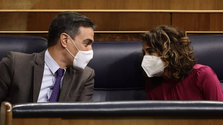 El presidente del Gobierno, Pedro Sánchez, conversando con la ministra de Hacienda, María Jesús Montero, durante el Pleno del Congreso que convalidó la reforma laboral | Eduardo Parra - Europa Press ep el presidente del gobierno pedro sanchez conversando con la ministra de hacienda maria jesus
