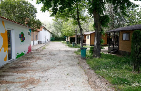 ep entrada al mini club y varios bungalows del camping internacional de aranjuez