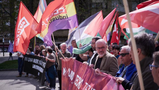 ep imagen de la concentracion convocada por ccoo en pamplona reclamando salario techo y tiempo para