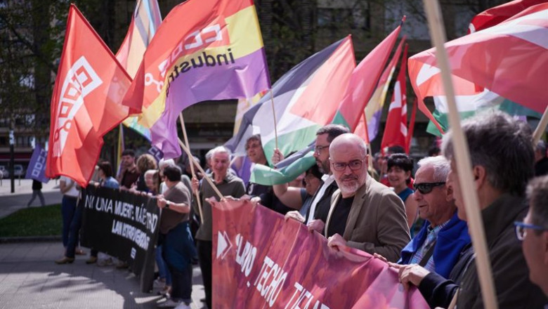 ep imagen de la concentracion convocada por ccoo en pamplona reclamando salario techo y tiempo para ep imagen de la concentracion convocada por ccoo en pamplona reclamando salario techo y tiempo para