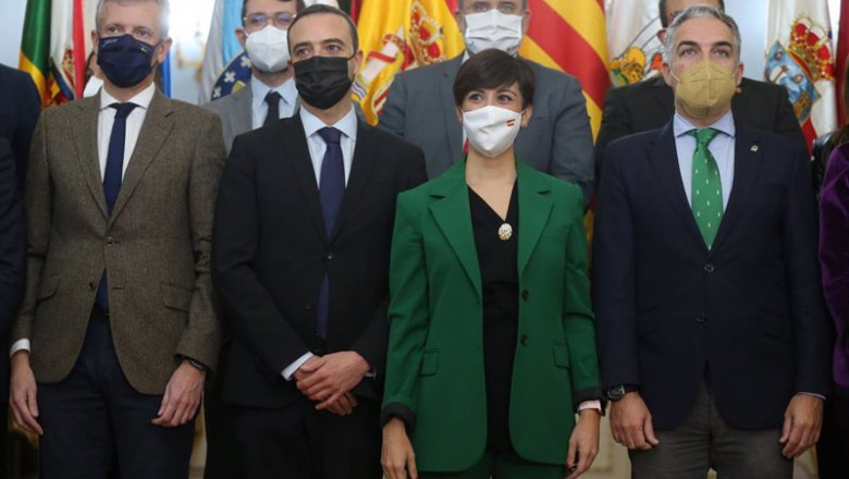 La ministra de Política Territorial y portavoz del Gobierno, Isabel Rodríguez, y el consejero de la Presidencia, Administración Pública e Interior y portavoz del Gobierno andaluz, Elías Bendodo (d), posan en una fotografía durante una reunión del Comité P | Isabel Infantes - Europa Press ep la ministra de politica territorial y portavoz del gobierno isabel rodriguez y el consejero de la