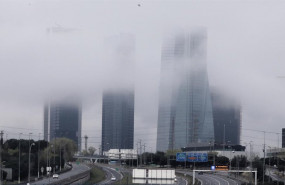 ep las cuatro torres de madrid con niebla y carretera vacia dos dias despues de que entrase en vigor
