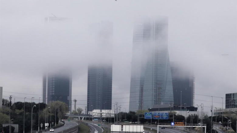 Las cuatro torres de Madrid con niebla y carretera vacía dos días después de que entrase en vigor la limitación total de movimientos salvo de los trabajadores de actividades esenciales | Eduardo Parra - Europa Press ep las cuatro torres de madrid con niebla y carretera vacia dos dias despues de que entrase en vigor