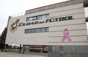 ep lazo rosa en apoyo a la lucha contra el cancer de mama en la fachada de la ciudad del futbol de