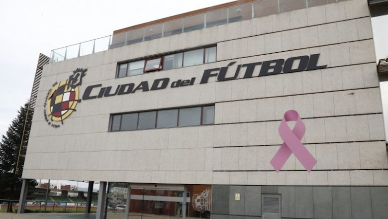 Lazo rosa en apoyo a la lucha contra el cáncer de mama en la fachada de la Ciudad del Fútbol de Las Rozas | RFEF ep lazo rosa en apoyo a la lucha contra el cancer de mama en la fachada de la ciudad del futbol de