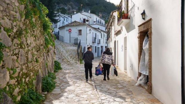 ep llegada de los primeros vecinos desalojados a grazalema cadiz