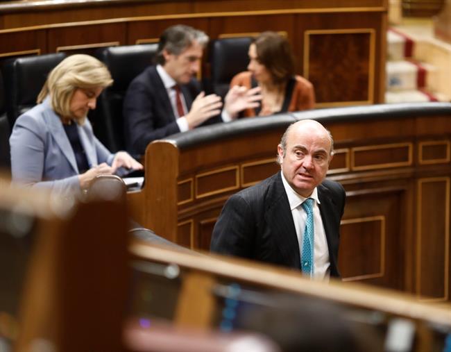 ep ministro luisguindos contestandohemiciclo