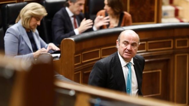 ep ministro luisguindos contestandohemiciclo