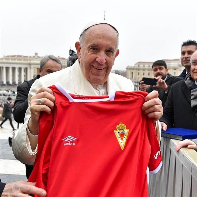 El Papa Francisco, con la camiseta del Real Murcia | REAL MURCIA ep papa francisco concamisetareal murcia