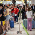 ep pasajeros con maletas esperan la cola para facturar en el aeropuerto adolfo suarez madrid barajas ep pasajeros con maletas esperan la cola para facturar en el aeropuerto adolfo suarez madrid barajas