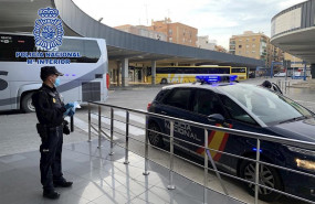 ep policia nacional reparte miles de mascarillas en poligonos y estaciones de trasporte publico