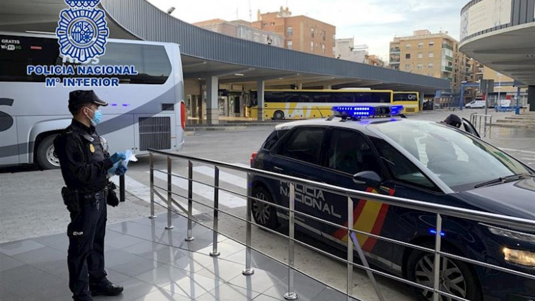 Policía Nacional reparte miles de mascarillas en polígonos y estaciones de trasporte público | POLICÍA NACIONAL ep policia nacional reparte miles de mascarillas en poligonos y estaciones de trasporte publico