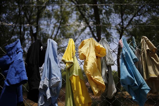 Ropa de migrantes colgada en una valla | MATTHIEU ALEXANDRE/CARITAS INTERNATIONALIS ep ropamigrantes colgadauna valla