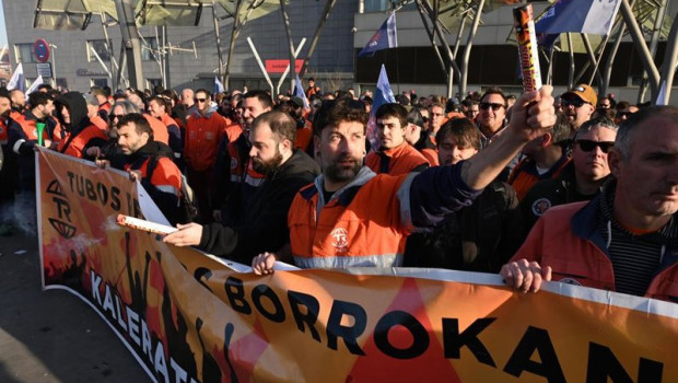 ep trabajadores de tubos reunidos se concentran contra el ere