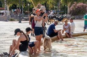 ep turistas se refrescan en la fuente de la plaza de espana en plena ola de calor a 07 de agosto del ep turistas se refrescan en la fuente de la plaza de espana en plena ola de calor a 07 de agosto del