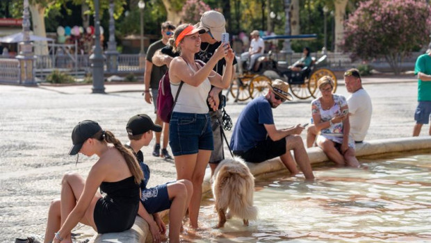ep turistas se refrescan en la fuente de la plaza de espana en plena ola de calor a 07 de agosto del