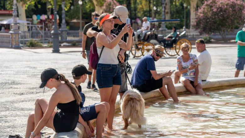 ep turistas se refrescan en la fuente de la plaza de espana en plena ola de calor a 07 de agosto del ep turistas se refrescan en la fuente de la plaza de espana en plena ola de calor a 07 de agosto del