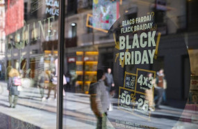 ep un escaparate anuncia descuentos por el black friday a 26 de noviembre de 2025 en madrid espana