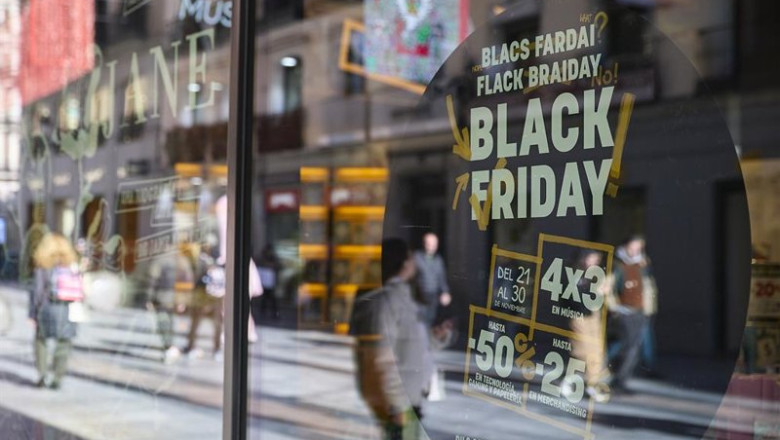 ep un escaparate anuncia descuentos por el black friday a 26 de noviembre de 2025 en madrid espana