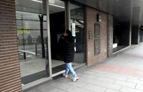 ep un hombre entra en una oficina de bankia cuyas sucursales permanecen abiertas por ser un servicio
