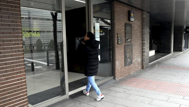 ep un hombre entra en una oficina de bankia cuyas sucursales permanecen abiertas por ser un servicio