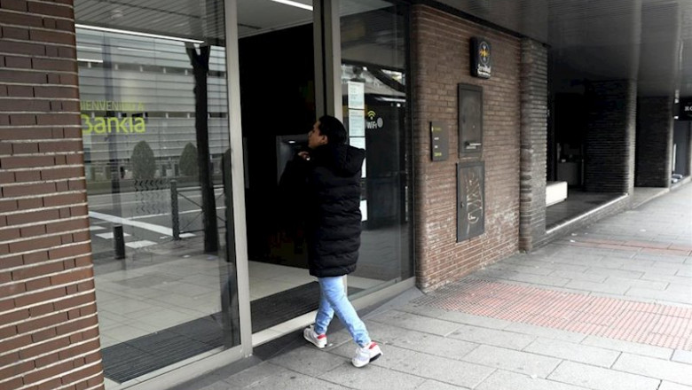 Un hombre entra en una oficina de Bankia, cuyas sucursales permanecen abiertas por ser un servicio imprescindible. | Óscar Cañas - Europa Press ep un hombre entra en una oficina de bankia cuyas sucursales permanecen abiertas por ser un servicio