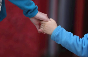 ep un nino de la mano en madrid espana a 27 de abril de 2020