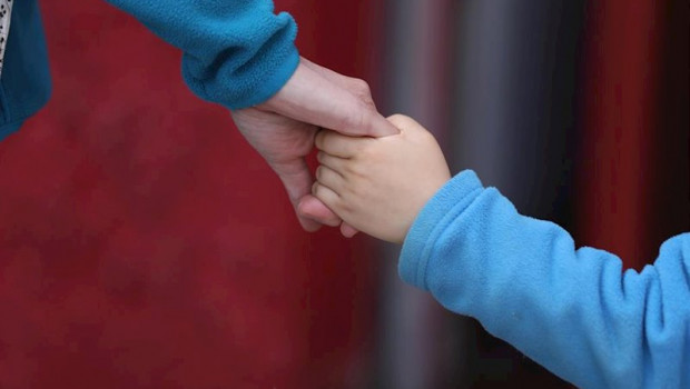 ep un nino de la mano en madrid espana a 27 de abril de 2020