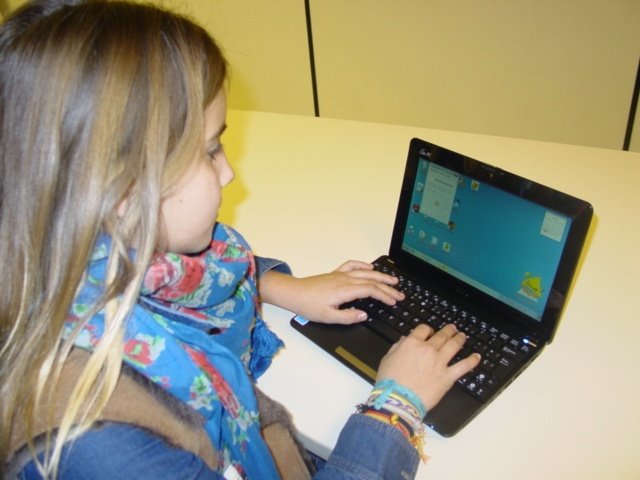 Una escolar, con un ordenador portátil. | GOVERN - Archivo ep una escolar con un ordenador portatil