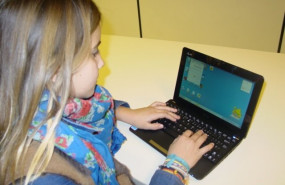 ep una escolar con un ordenador portatil
