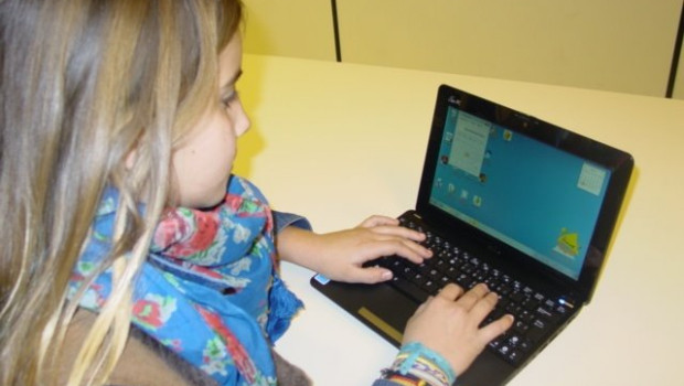ep una escolar con un ordenador portatil